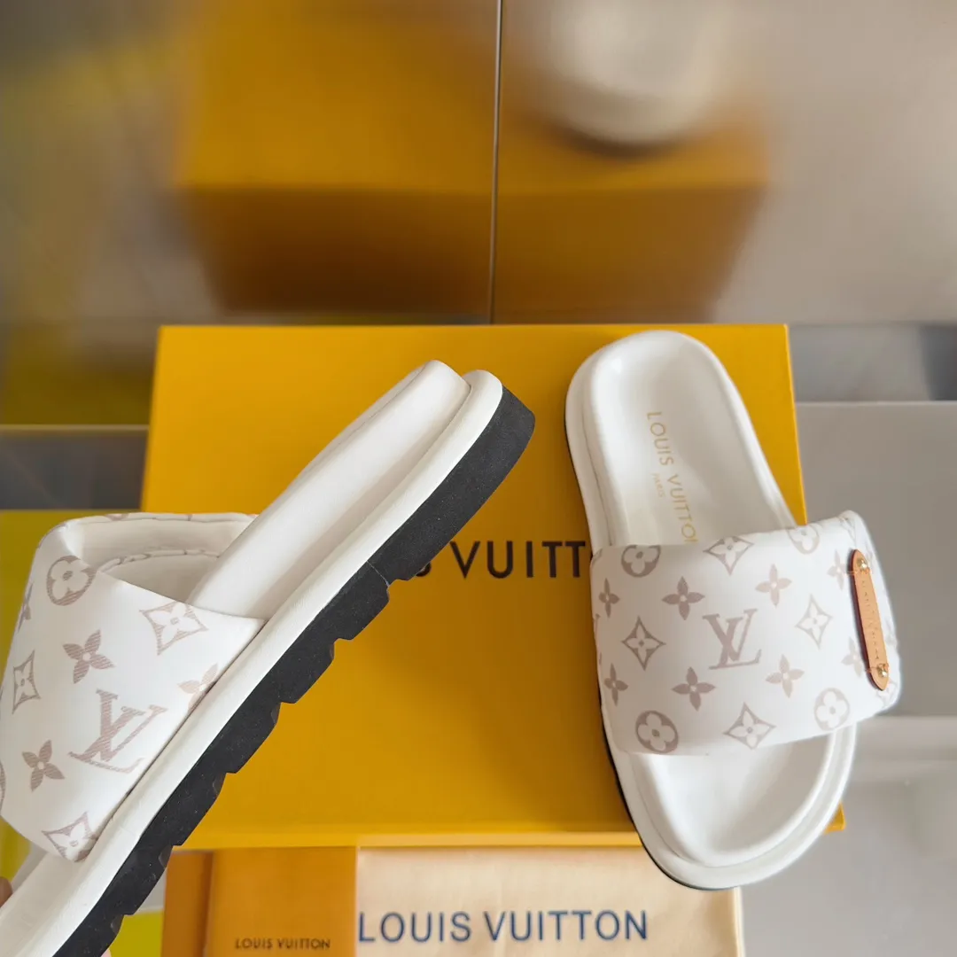Factory direct sale 180👟👟 Women's Shoes Women's Clothing Women's Shoes Women's Clothing LV Louis Vuitton L Jialu Brand POOL PILLOW COMFORT Velcro Denim Denim Checkerboard Embossed Bread Flat Sandals Original purchase and development Production This Pool Pillow Comfort flat sandal is padded with neoprene to create a comfortable wide upper, and then embossed with the classic Monogram pattern. Velcro for easy adjustment, and a resilient insole and lubricious outsole complete the package. Exquisite packaging at the delivery counter 🛍📦 ▪️Fabric: Original customized technical fabric ▪️Inner lining: Original customized sheepskin foot pads ▪️Sole: Original open-molded rubber foam outsole ▪️Sole thickness: 4CM ▪️Size: Women's 35-40 / Men's 39-45